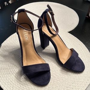 ILLUDE Navy suede heels with ankle strap